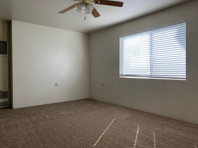 Building Photo - Great Midtown Location