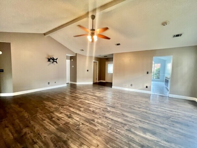 Building Photo - 615 Kathleen Ct