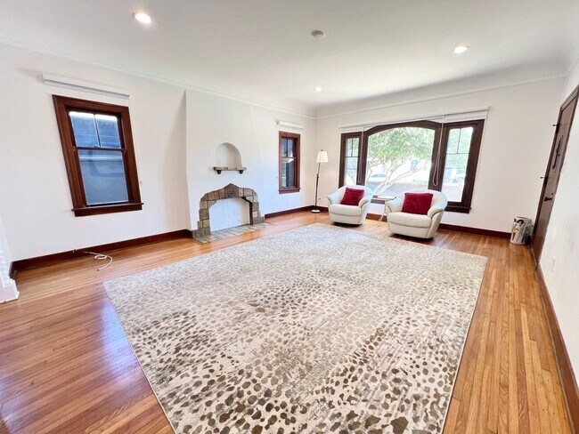 Foto del edificio - 4303 E 3rd St