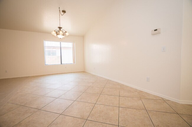 Foto del edificio - Charming 3-bedroom, 2-bathroom Home w/ 2 C...