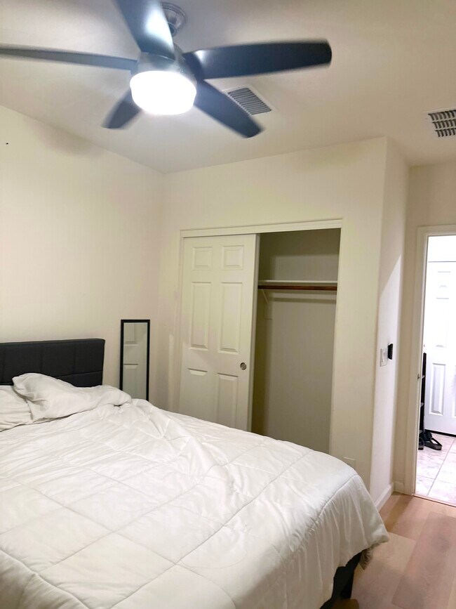 Foto del edificio - Layton Lake Home Room for Rent