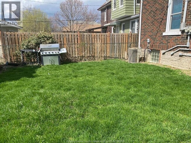 Building Photo - 781 Gladstone Ave