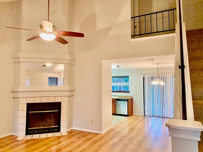Foto del edificio - 1707 Honeysuckle Ln