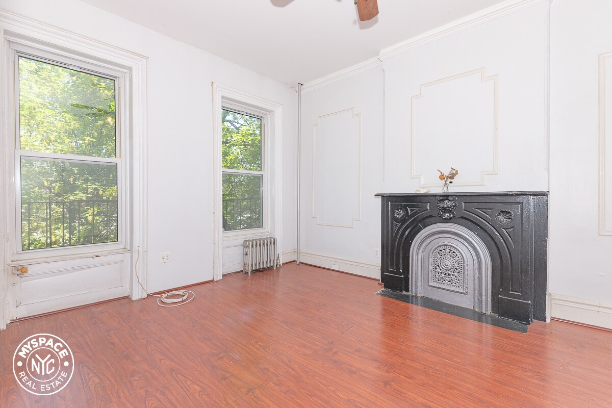 Primary Photo - 1547 Pacific St