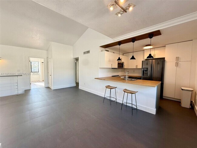 Building Photo - 10231 Fontainebleau Blvd