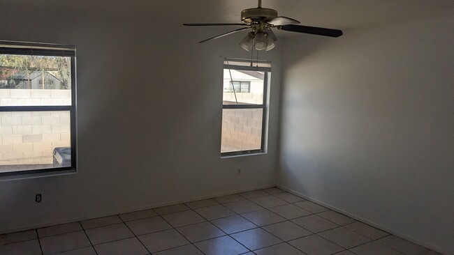 Foto del edificio - Large 4 Bedroom- A/C- All Ceramic Tile- Wo...