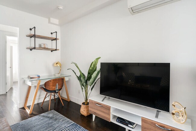 Building Photo - 359 W 39th St