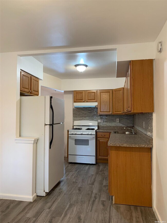 Building Photo - 955 E 55th St