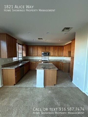 Building Photo - Heart Of Sacramento 3 Bedroom with communi...