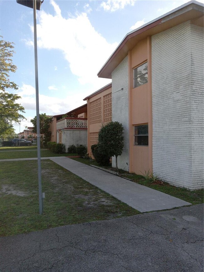 Foto del edificio - 19080 NE 3rd Ct