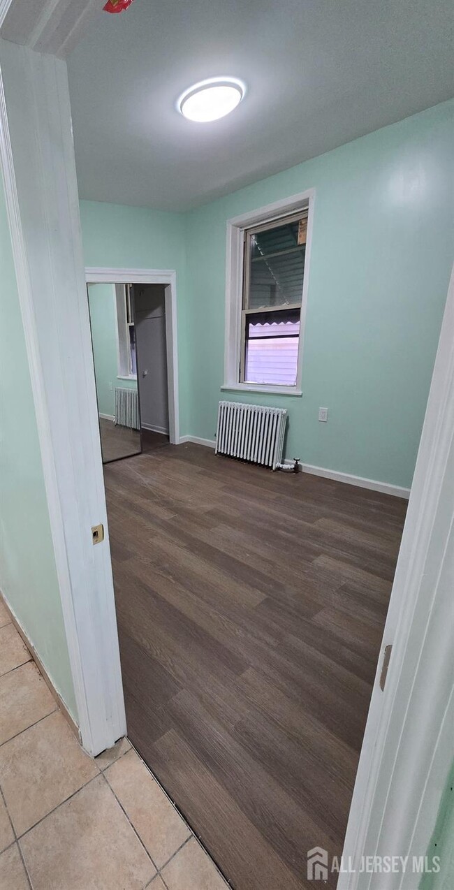 Building Photo - 557 Roosevelt Ave