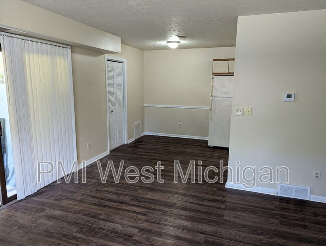 Building Photo - 6054 In the Pines Dr SE