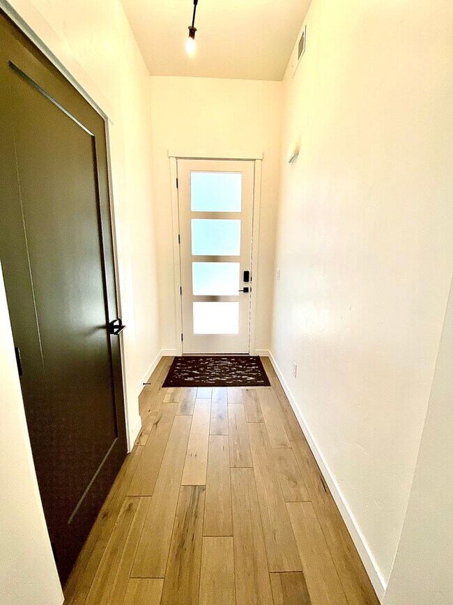 Building Photo - ECHELON