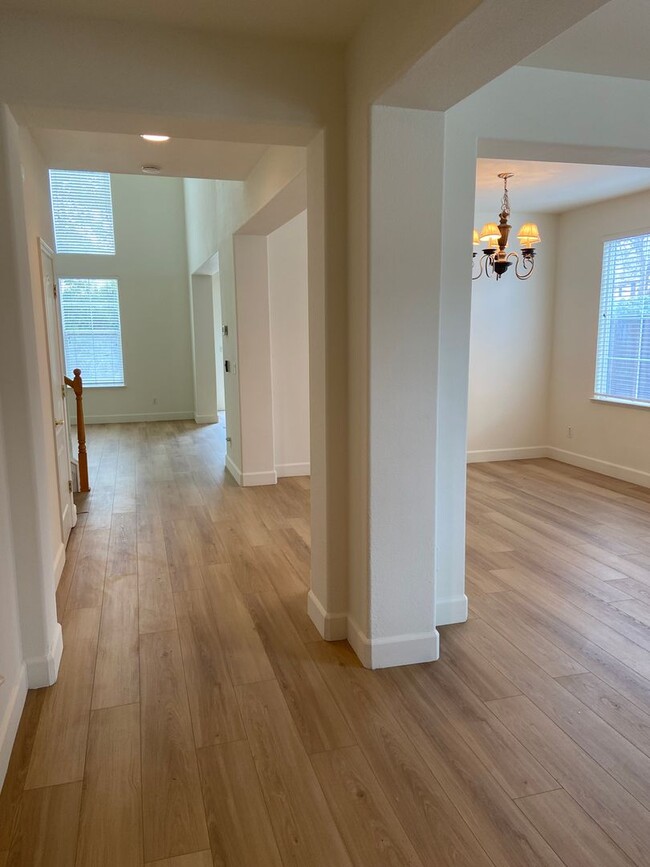 Foto del edificio - Folsom Parkway - 4 Bdrm, 3 bath