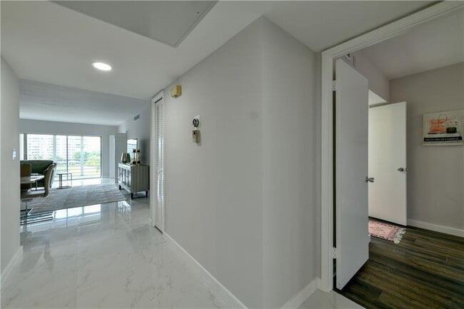 Building Photo - 2751 N Palm Aire Dr