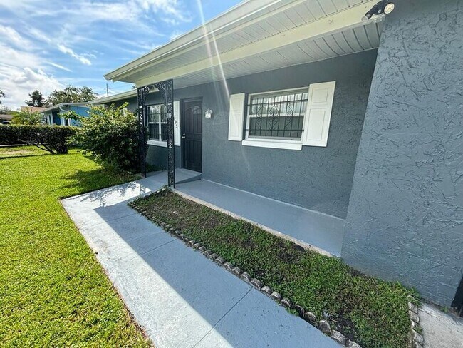 Building Photo - 695 Cornelia Ct