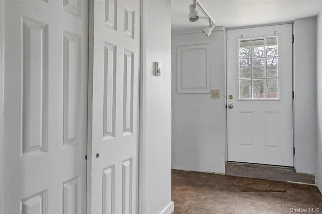 Foto del edificio - 492 Black Meadow Rd