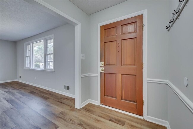 Building Photo - 3 Bed/2Bath home with garage, sunroom, and shed in Martinez