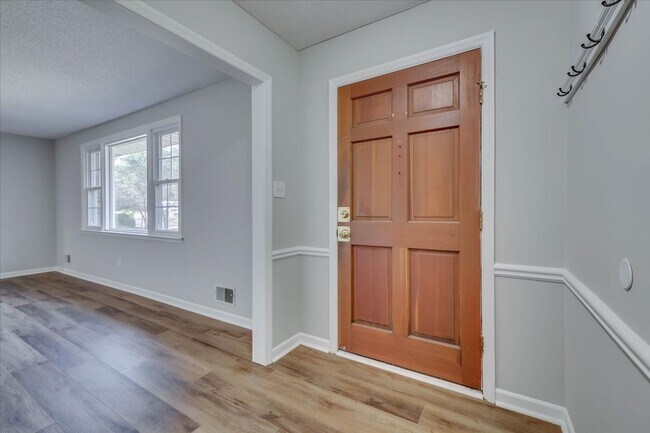 Foto del edificio - 3 Bed/2Bath home with garage, sunroom, and shed in Martinez