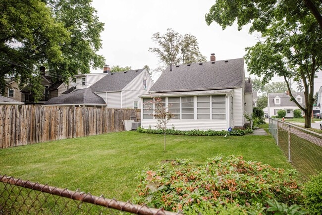 Building Photo - West Toledo 3 Bedroom