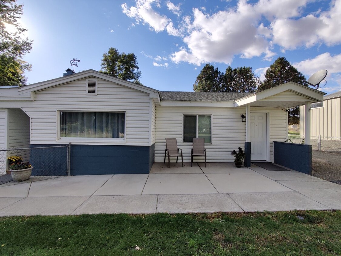 Primary Photo - Remodeled Rambler in Country Style Living