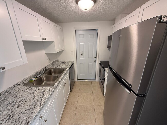 Foto del edificio - 55+ Community NO PETS ALLOWED 2 Bedroom/1 ...