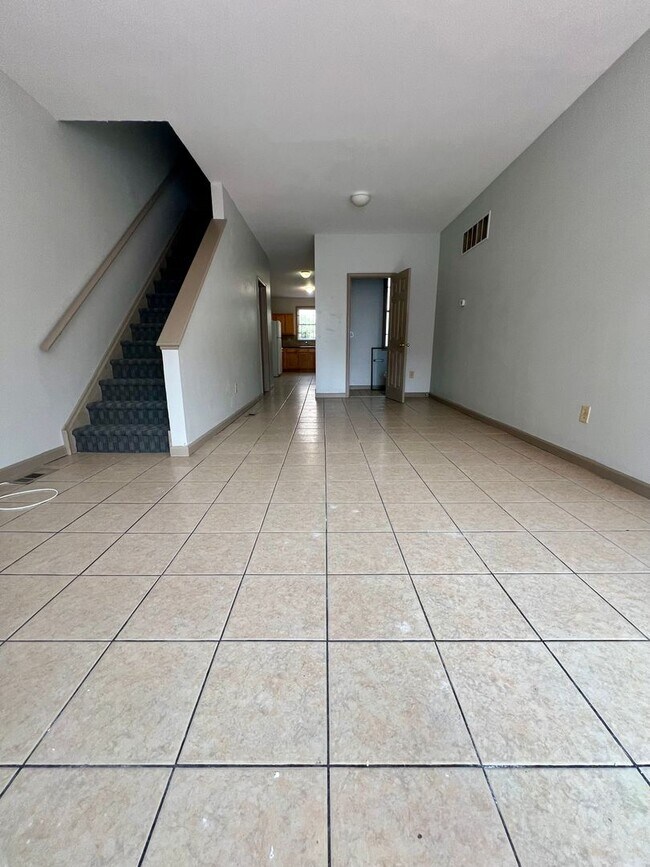 Foto del edificio - Stunning 6-Bedroom Townhome Steps Away fro...