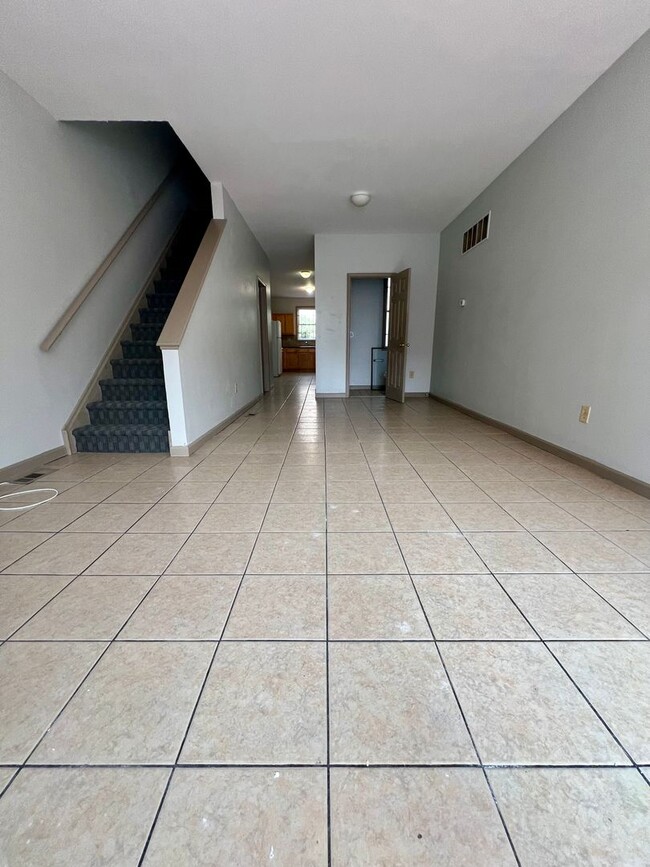 Building Photo - Stunning 6-Bedroom Townhome Steps Away from Temple! Available NOW!