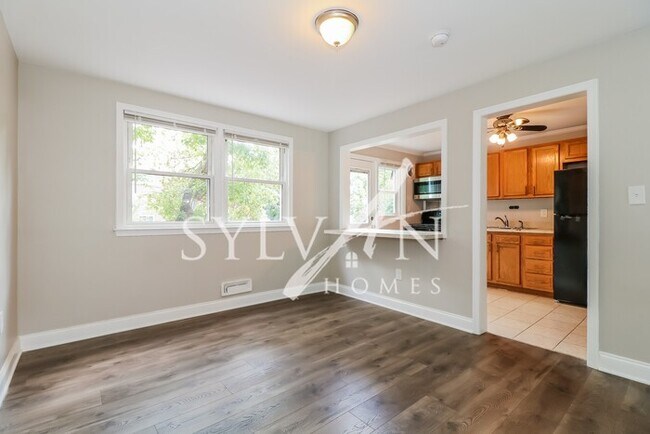 Building Photo - Nice 3BR 1.5BA townhome ready for new resi...