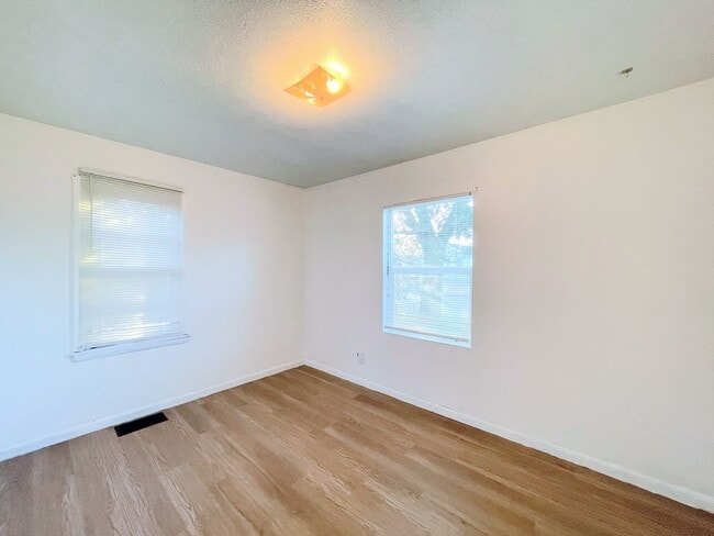 Building Photo - 3 bedroom home with fenced in back yard