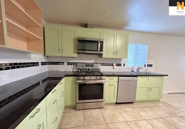 Building Photo - Newly Renovated 2BR/1 BA with Parking, Fru...