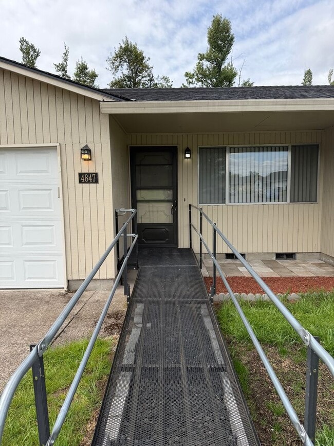 Foto del edificio - Updated single level 2 bed/1 bath duplex in Thurston!