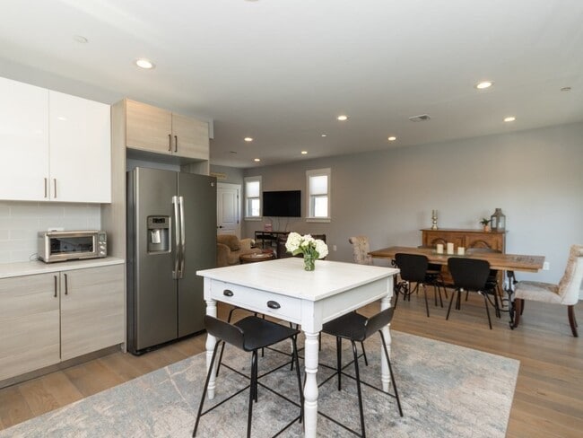 Building Photo - 447 Frankfort St