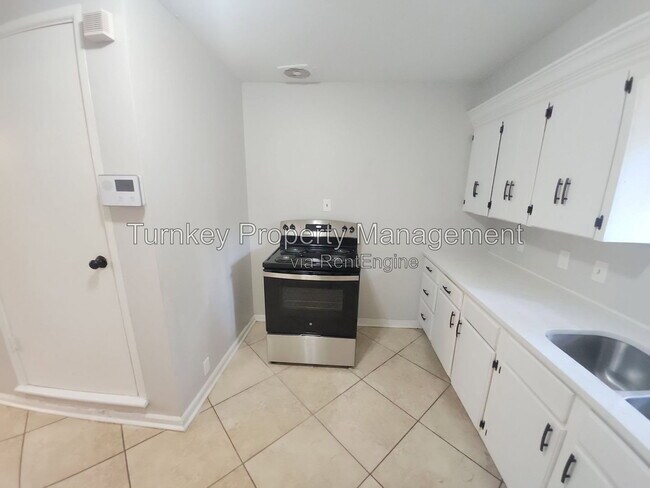Building Photo - 15 Woodcliff Cir