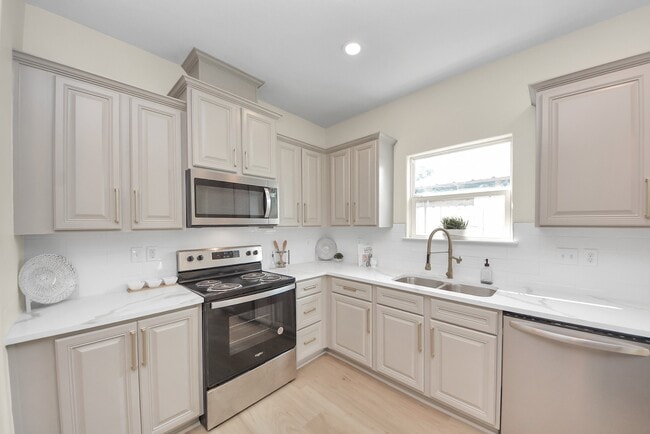 Building Photo - 703 23rd Ave N