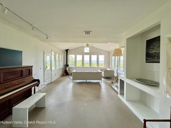 Foto del edificio - 166 Hilltop Rd