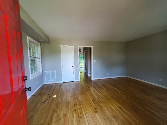 Building Photo - 2805 Linkhorne Dr