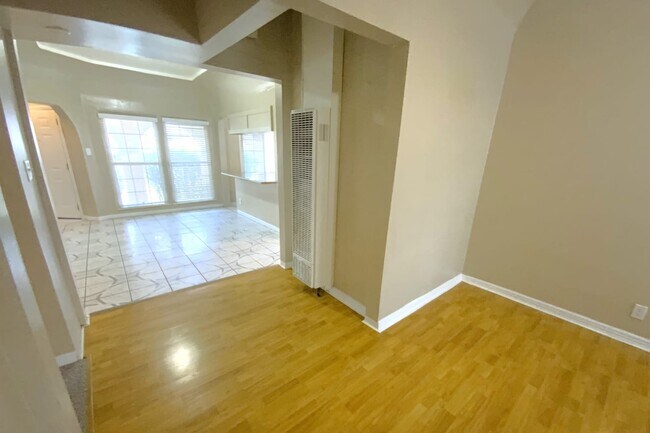 Foto del edificio - 2052 W 69th St