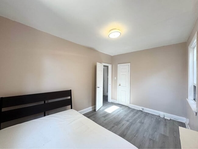 Building Photo - 3 Bed 1 Bath - House