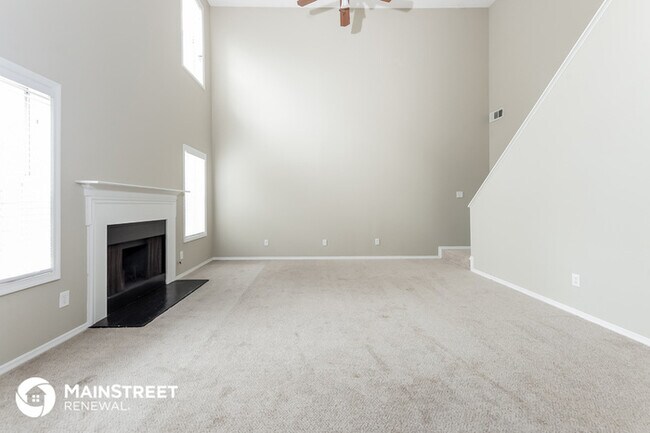 Building Photo - 621 Lone Oak Dr