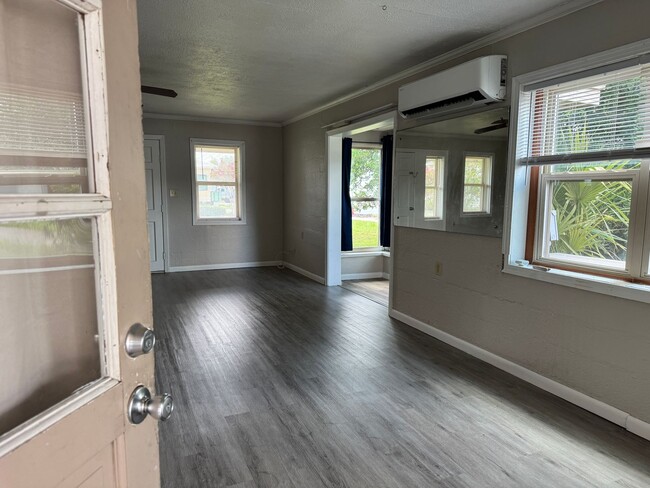 Foto del edificio - Charming 1-Bedroom, 1-Bath Home Near Downtown Tavares - Lawn Care Included!