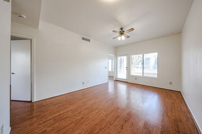 Foto del edificio - Centrally located and affordable in Woodlake Condominiums