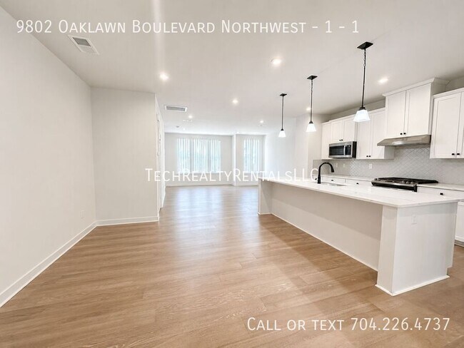 Building Photo - 9802 Oaklawn Blvd NW