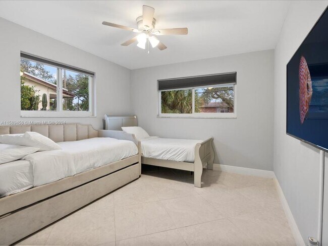 Foto del edificio - 5063 SW 27th Ave