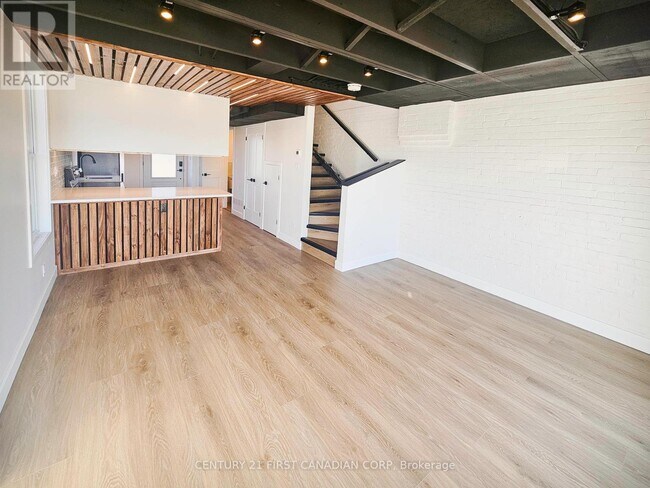 Building Photo - UNIT 3 - 857 DUNDAS St