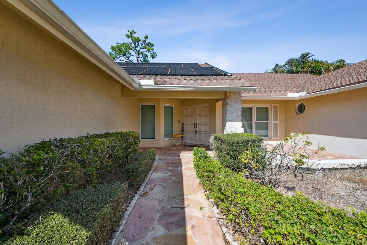 Foto principal - 13385 Kingsbury Dr