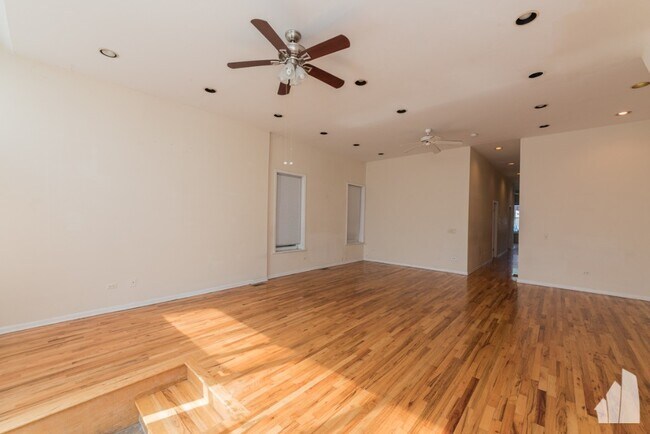 Foto del edificio - 2454 N Southport Ave