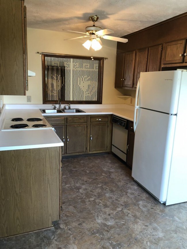 Building Photo - Move-in ready