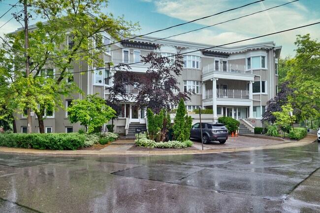 Photo du bâtiment - Spacious 2 bedroom in Rosedale!