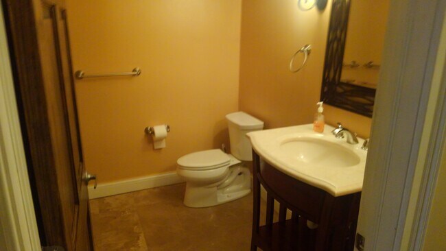 Baño - 547 E Grand River Ave